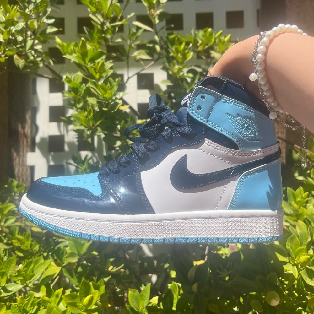 Women’s Air Jordan 1 Retro
High OG 'Blue Chill'
💙-size 6